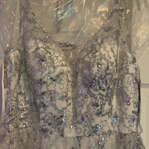 BRAND NEW wedding gown. - Picture 1 of 3